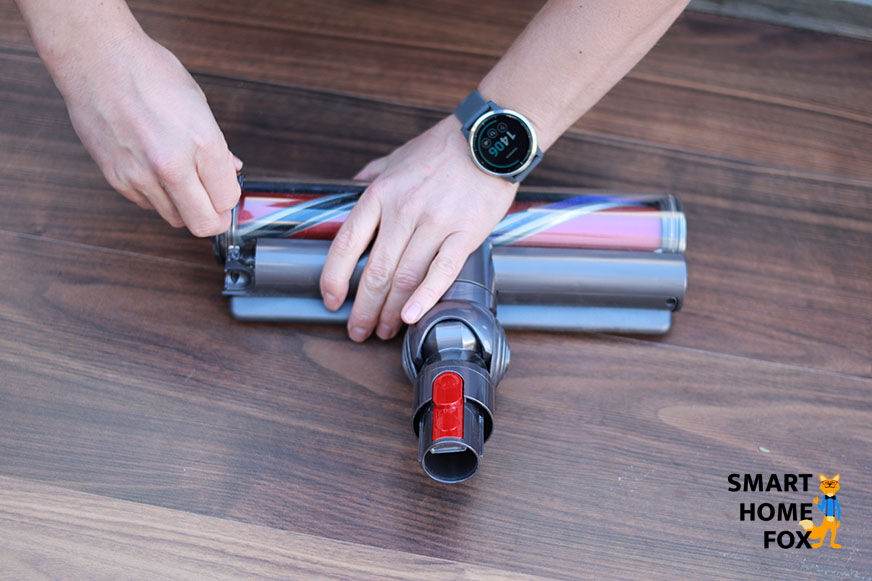 The flap of the floor nozzle